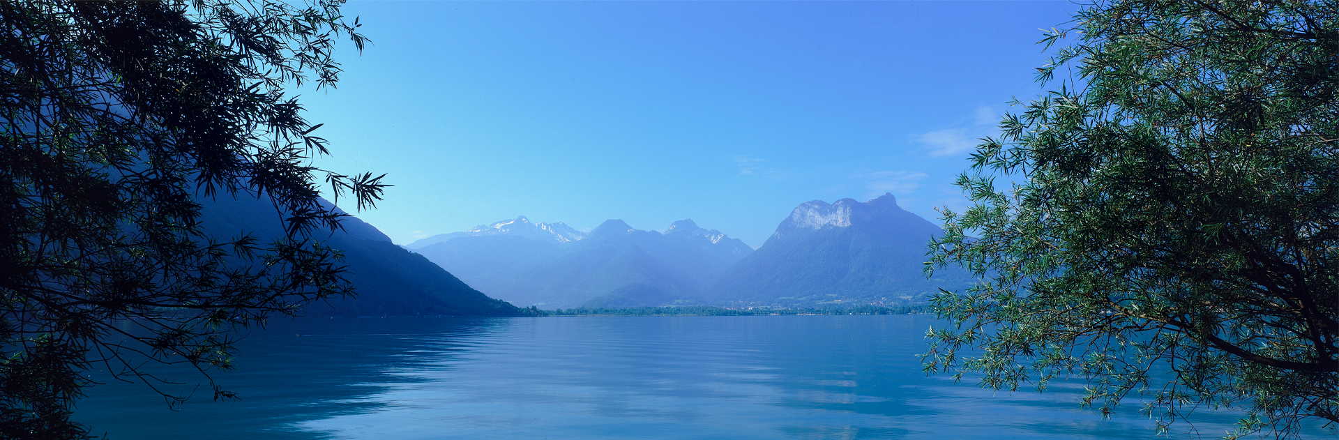 Lac d'Annecy et les montagnes environnantes en fond