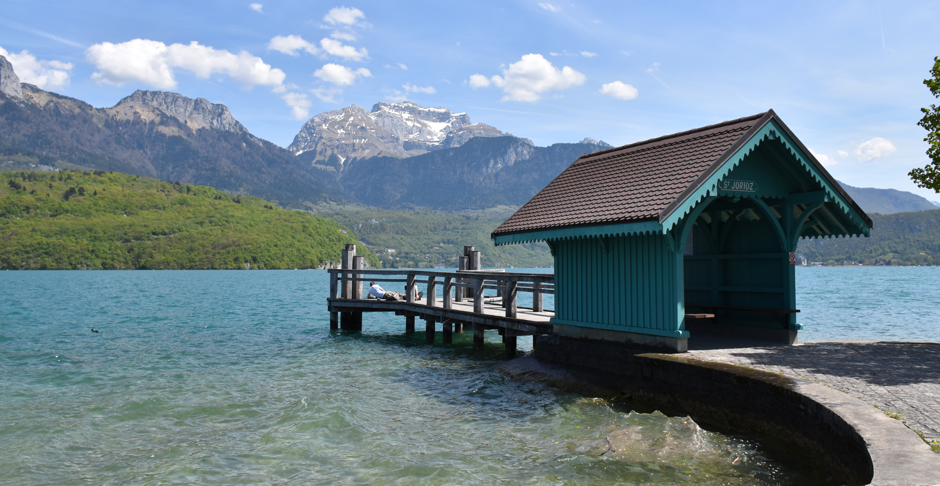 Débarcadère de Saint-Jorioz sur le lac d'Annecy et montagnes enneigées