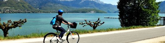 Cycliste sur la Voie Verte du lac d'Annecy