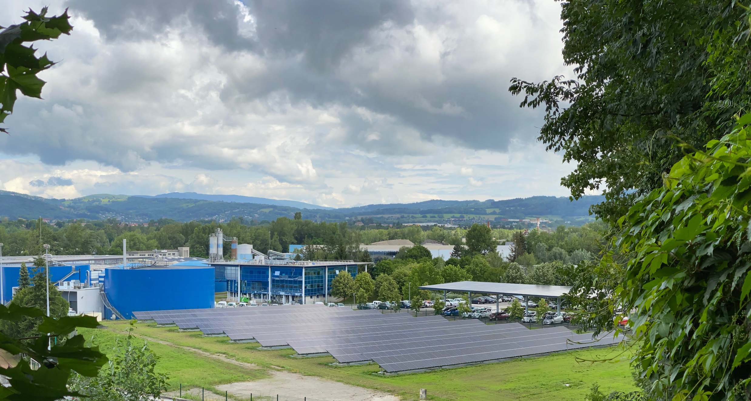 Bâtiment administratif du SILA à Cran Gevrier et le parc de panneaux photovoltaïques